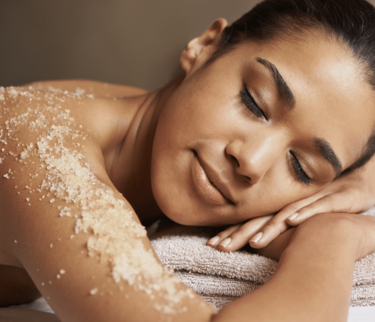 Guía completa para la exfoliación: cómo hacerlo bien, cada cuánto y si es bueno en verano